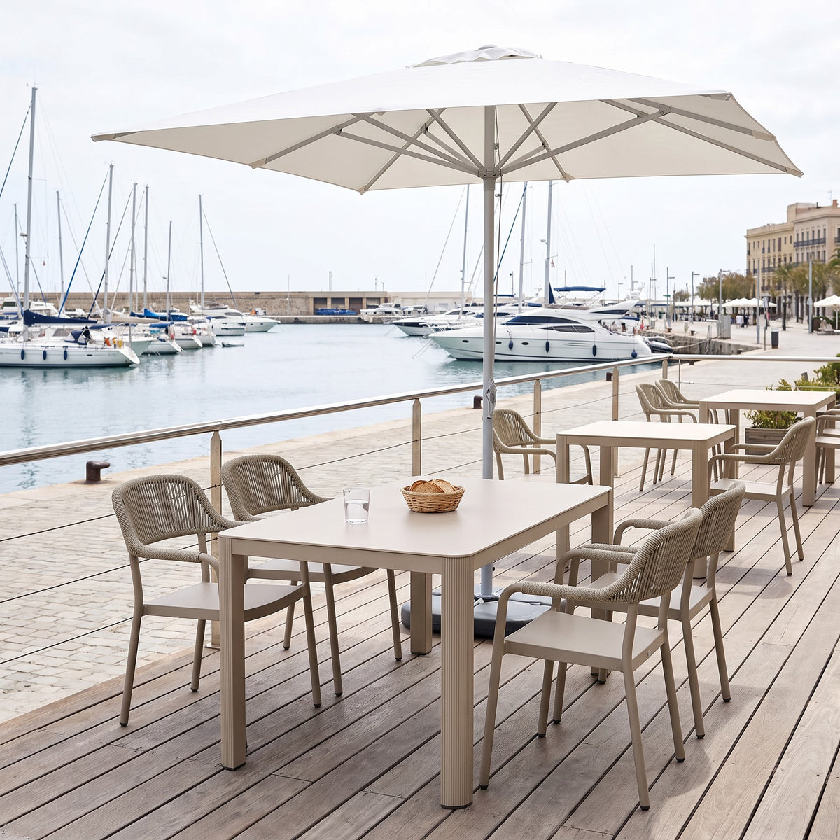 Terrassenstuhl Iris – Einsatzbeispiel Restaurantterrasse